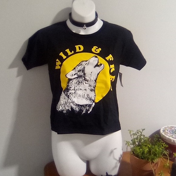 Wild & Free Graphic Full Moon Wolf Howl Cropped Tee - Picture 4 of 9